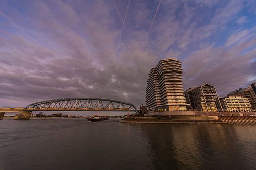 Uitzicht op de Handelskade en spoorbrug, Nijmegen