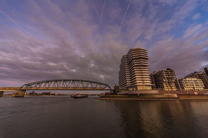 Blick auf die Handelskade und Eisenbahnbrücke, Nimwegen von Stefan van der Wijst