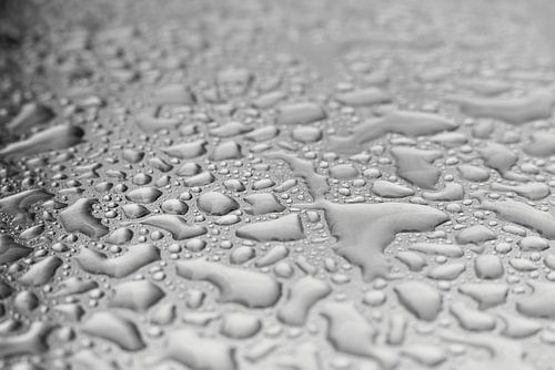 Regenwater op een metalen oppervlak