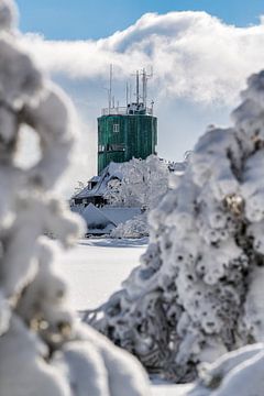 Besneeuwd uitzicht op de Astenturm. van Sauerland-Fotos by Robin Deimel