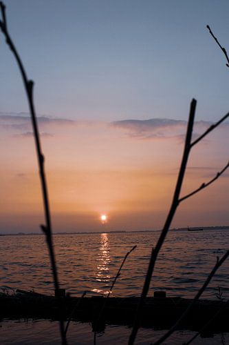 Zonsondergang aan het water von Suzanne de Jong