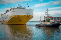 Grimaldi Autoschip word de sluis ingesleept 