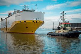 Grimaldi Autoschip word de sluis ingesleept  by Serge Meeter