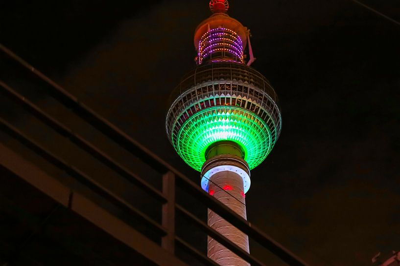 Televisietoren Berlijn - verlicht met groen licht van Frank Herrmann