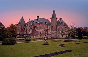 Middeleeuws kasteel Twickel bij Delden in Nederland met zonsondergang van Eye on You
