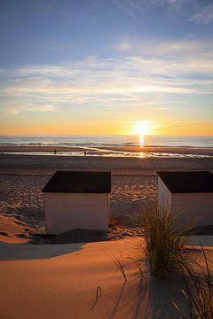 Zonsondergang met strandhuisjes van Debby Gelderloos