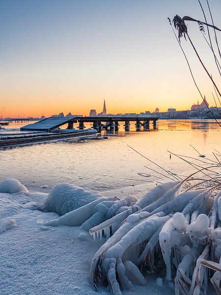Blick über die Warnow auf Rostock im Winter von Rico Ködder