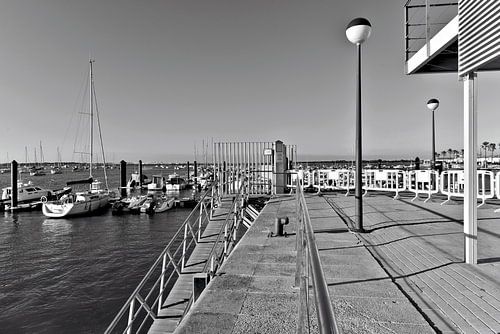 Andalusische jachthaven in Novo Sancti Petri - monochroom