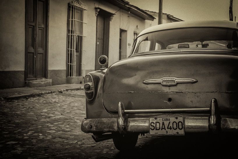 Oldtimer in the streets of Havana, Cuba by Original Mostert Photography