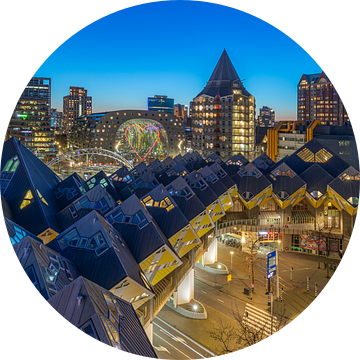 Het nachtelijke zicht op de Kubuswoningen en de Markthal in Rotterdam van MS Fotografie | Marc van der Stelt