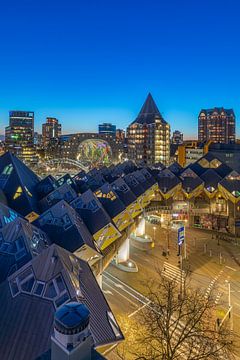La vue de nuit des maisons cubiques et la salle de marché à Rotterdam