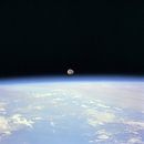 Maan Achter de Aarde van Digital Universe thumbnail