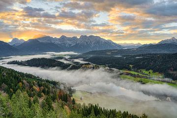 Uitzicht over de Geroldsee naar het Karwendelgebergte II van Michael Valjak