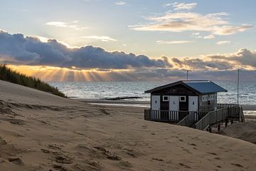 La côte de la mer du Nord dans toute sa splendeur : parasols, dunes, jetée et mer sur Bram Lubbers