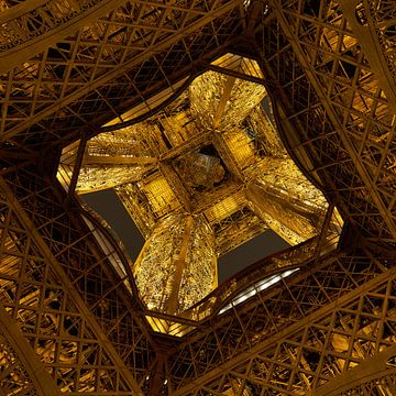La Tour Eiffel en soirée sur Gerard Oonk