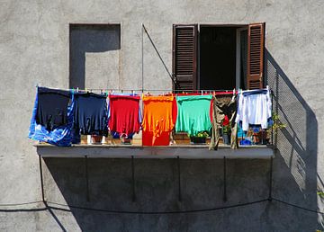 Wasdag in een Toscaans dorp, Italië. van Edward Boer