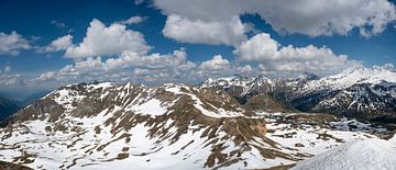 Besneeuwde bergtoppen in de Oostenrijkse Alpen bij de Grossglockner