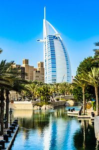 Architectuur Burj al Arab in Dubai VAE met palmbomen van Dieter Walther
