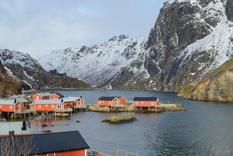 Vissershutten in het dorp Nusfjord op de Lofoten in Noorwegen van Sjoerd van der Wal Fotografie