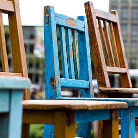 Chaises colorées sur Franziska Pfeiffer