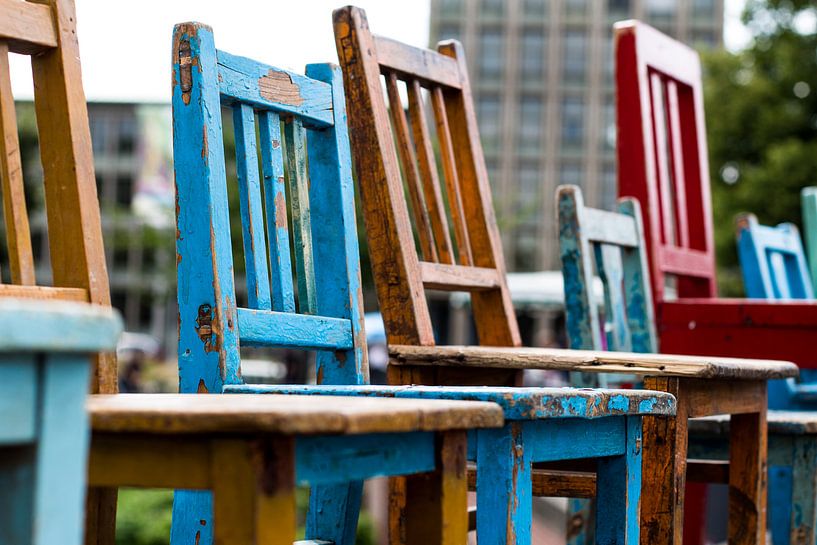 Gekleurde stoelen van Franziska Pfeiffer