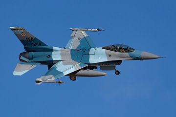 Blauwe Aggressor F-16 in de landing van HB Photography