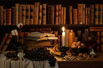 Klassiek donker bruin stilleven met oude boeken