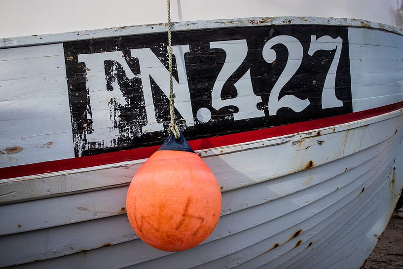 Roter Fender an einem Fischerboot von Winne Köhn