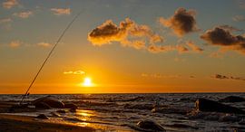 Panorama Angeln bei Sonnenuntergang am Strand auf Rügen an der Ostsee