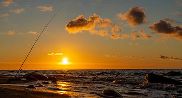 Panorama Angeln bei Sonnenuntergang am Strand auf Rügen an der Ostsee von Animaflora PicsStock
