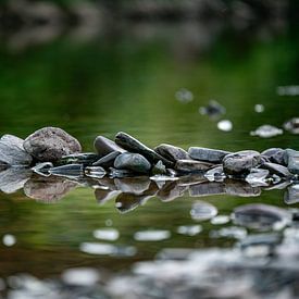 eau verte avec de beaux reflets de pierres sur ChrisWillemsen