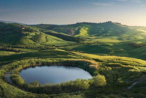 Klein meer in de heuvels van de Crete Senesi. Toscane