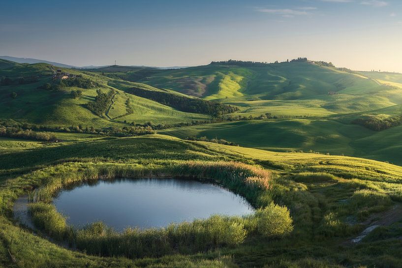 Kleiner See in den Hügeln der Crete Senesi. Toskana von Stefano Orazzini