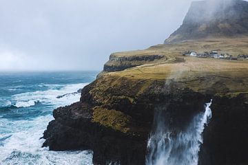 Chute d'eau d'un rocher aux îles Féroé sur Moniek Kuipers