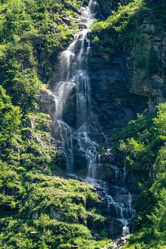 Grote waterval in de bergen van chamois huntress