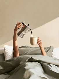 Morgenkaffee im Bett von IamHomeStudio