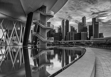 Reflets de la ligne d'horizon de Singapour sur Ilya Korzelius