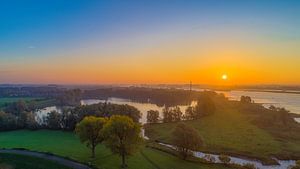 Sonnenaufgang entlang des Flusses Waal von Patrick van Oostrom