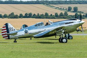 Eine Curtiss P-40C Warhawk ist bereit zum Start für einen Demonstrationsflug bei der Flying Legend A