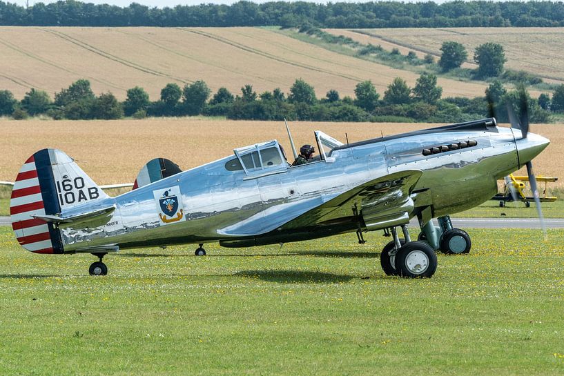 Eine Curtiss P-40C Warhawk ist bereit zum Start für einen Demonstrationsflug bei der Flying Legend A von Jaap van den Berg