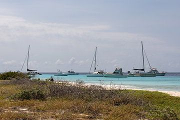 strand op Klein Curacao met boten. van Janny Beimers
