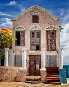 Pietermaai - Vervallen landhuis aan de zee bij Willemstad Curacao van Marly De Kok