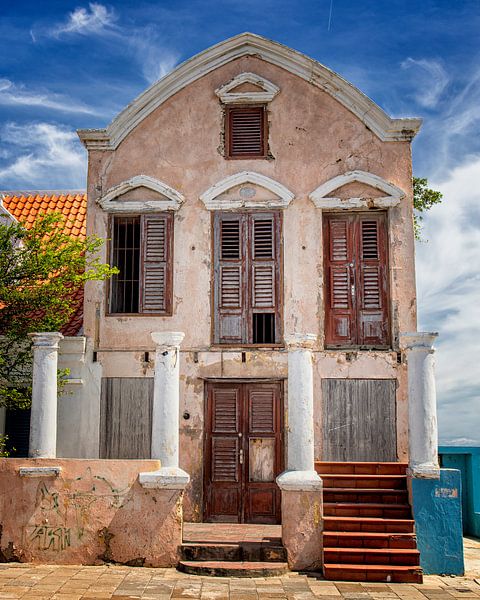 Pietermaai - Vervallen landhuis aan de zee bij Willemstad Curacao van Marly De Kok