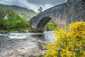Oude brug over de rivier de Orchy, Bridge of Orchy van Christian Müringer