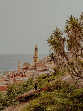 Sonne, Meer und Palmen | Reisefotografie Kunstdruck in den Straßen von Menton | Cote d'Azur, Südfrankreich von ByMinouque