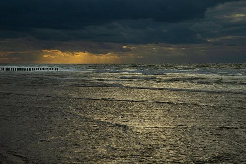 Zonsondergang in de branding