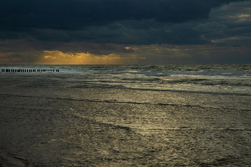 Zonsondergang in de branding van Perspective