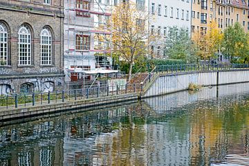 reflet de maisons le long de la Spree à Berlin