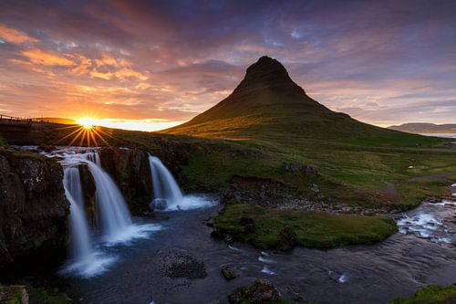 Islande, cascade Kirkjufellsfoss  sous le soleil de minuit