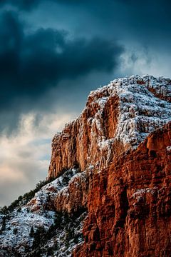 Berglandschap met sneeuw en wolken van Poster Art Shop